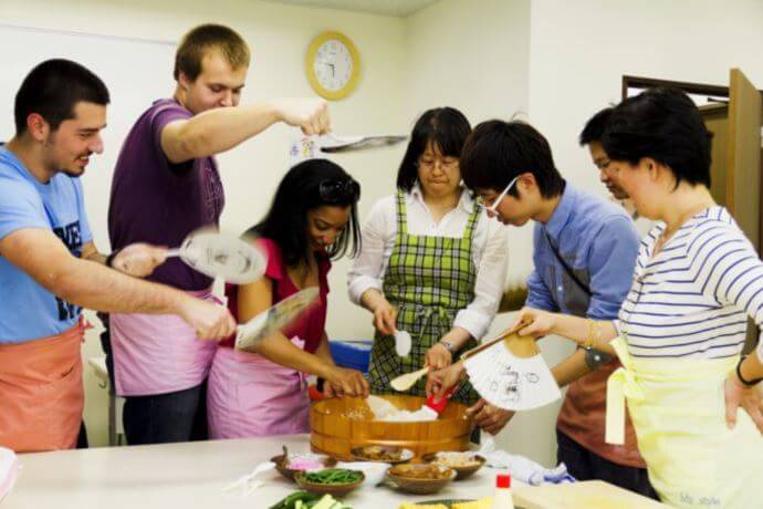 Making Temaki sushi
