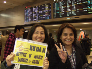 구단일본어학원は、黄色いボードを持ってスタッフが空港出迎えサービスを行なっています